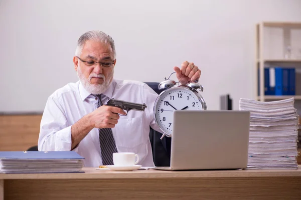 Old male employee in time manegement concept — Stock Photo, Image