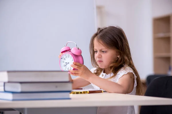 Menina pequena se preparando para exames em casa — Fotografia de Stock