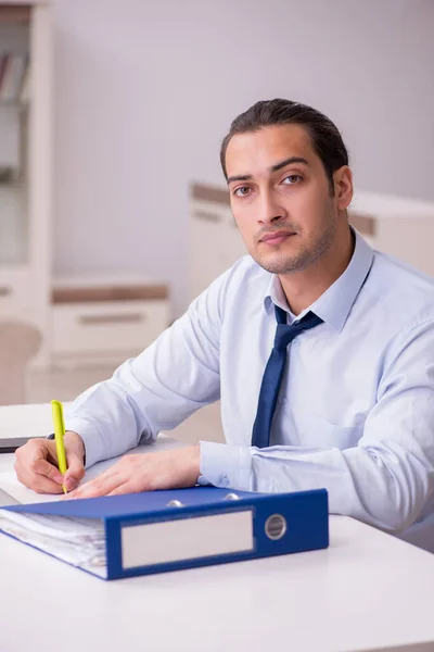 Jonge mannelijke werknemer werkt vanuit huis in een pandemisch concept — Stockfoto