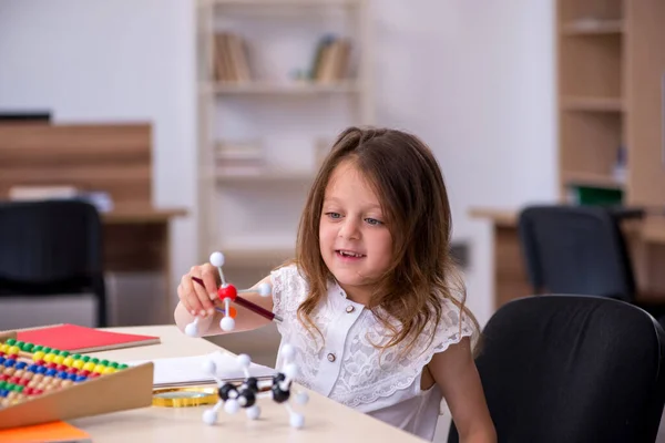 Menina pequena se preparando para exames em casa — Fotografia de Stock