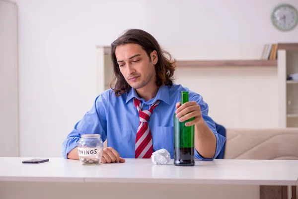 Jovem empregado masculino sendo demitido de seu trabalho em casa — Fotografia de Stock