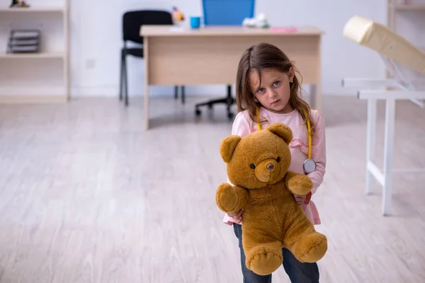 Kleines Mädchen mit Bärenspielzeug wartet auf Arzt in der Klinik — Stockfoto