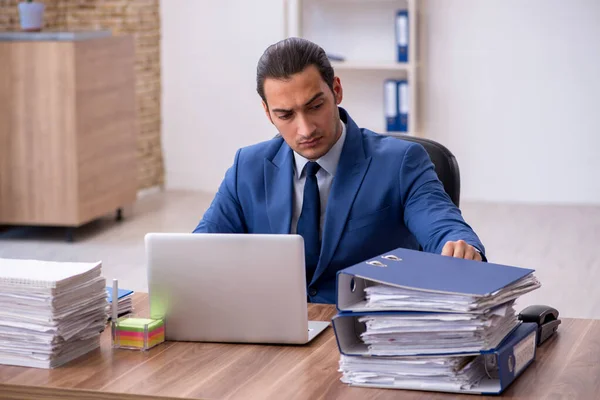 Ung manlig anställd missnöjd med överdrivet arbete — Stockfoto