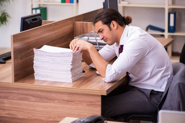 Joven empleado masculino extremadamente cansado con exceso de trabajo — Foto de Stock