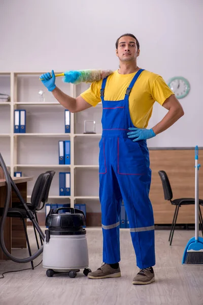 Jonge mannelijke aannemer schoonmaken van het kantoor — Stockfoto