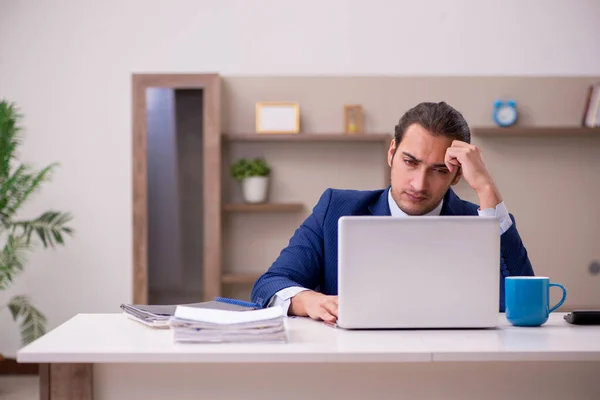 Ung manlig anställd som arbetar hemifrån i pandemikonceptet — Stockfoto