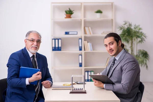 Zwei Geschäftsleute und Meditationsbälle auf dem Tisch — Stockfoto