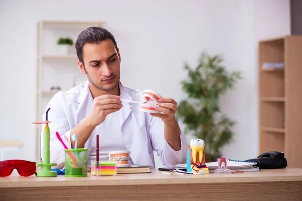 Joven dentista masculino que trabaja en la clínica — Foto de Stock