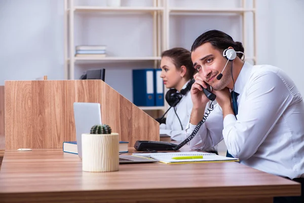 Operatori di call center che lavorano in ufficio — Foto Stock