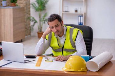 Ofiste çalışan genç erkek mimar.