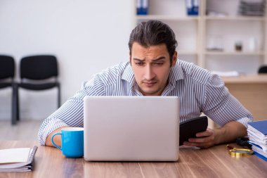 Ofiste çalışan genç bir muhasebeci.