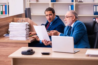 Yaşlı erkek patron ve onun genç erkek asistanı zorbalık kavramında