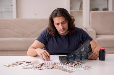 Evde acı çeken genç hasta adam.