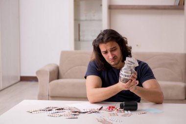 Evde acı çeken genç hasta adam.