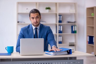 İş yerinde çalışan genç bir erkek.