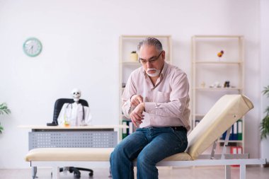 Yaşlı adam ölü doktoru ziyaret ediyor.