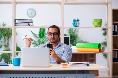 Ofiste çalışan genç bir erkek.