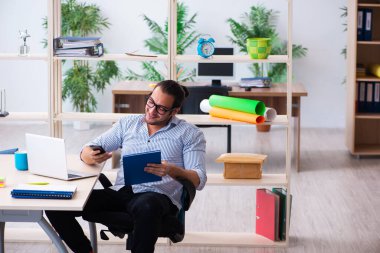 Ofiste çalışan genç bir erkek.