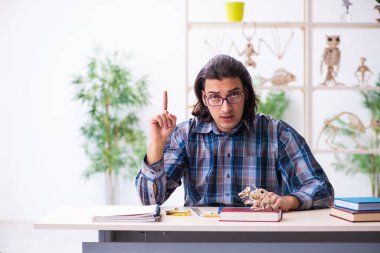 Sınıftaki genç erkek paleontolog.