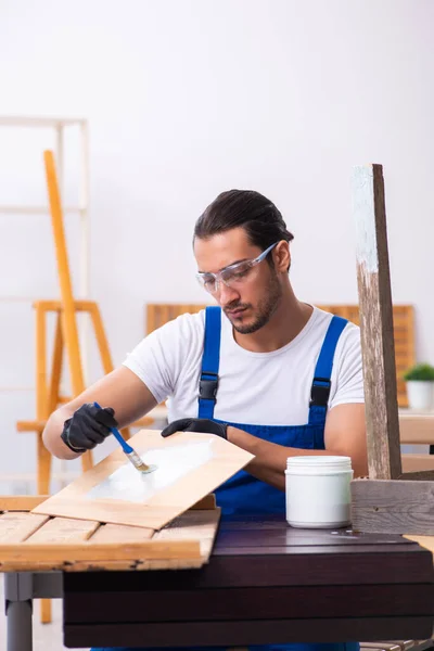 Ung manlig entreprenör som arbetar i verkstad — Stockfoto