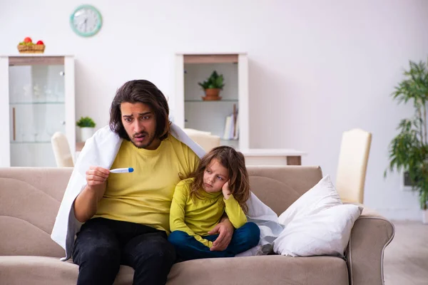 Piccola ragazza che si prende cura di suo padre malato — Foto Stock