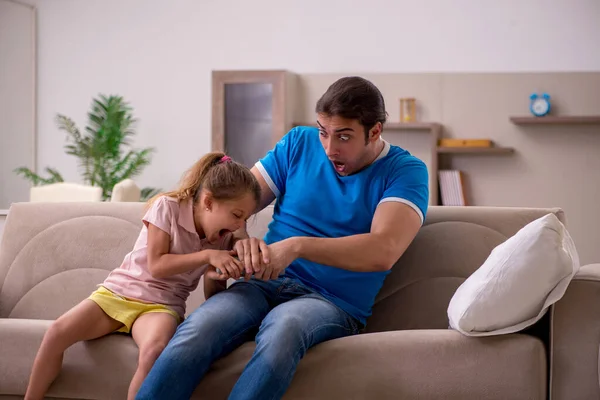 Jovem com sua filha em casa — Fotografia de Stock