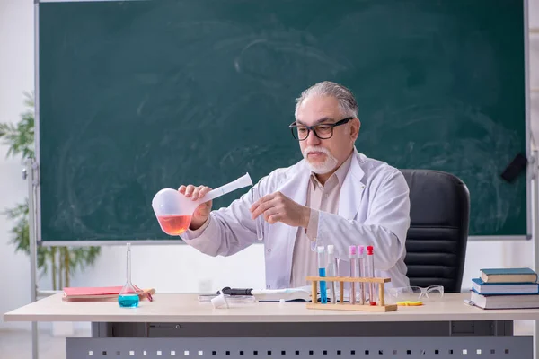 Experienced old scientist working in the lab — Stock Photo, Image