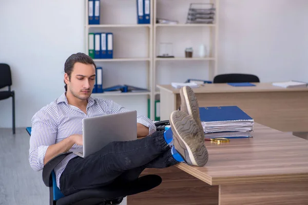 Joven contable que trabaja en la oficina — Foto de Stock