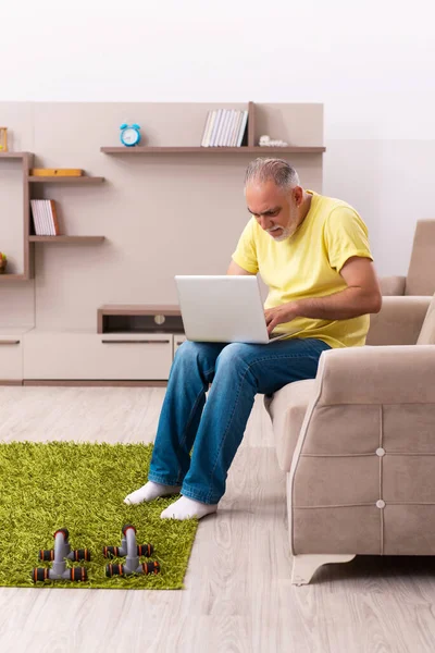 Hombre anciano haciendo ejercicios deportivos en casa — Foto de Stock