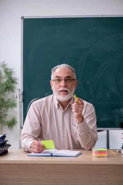 Viejo profesor sentado en el aula —  Fotos de Stock