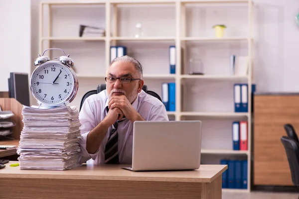 Velho funcionário masculino infeliz com excesso de trabalho no escritório — Fotografia de Stock