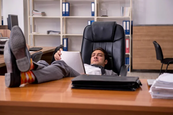 在工作场所睡觉的年轻男性雇员 — 图库照片