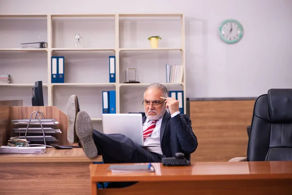 Ancien employé masculin assis dans le bureau — Photo