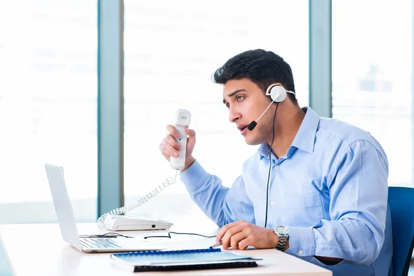 Operador de call center masculino no conceito de negócio — Fotografia de Stock