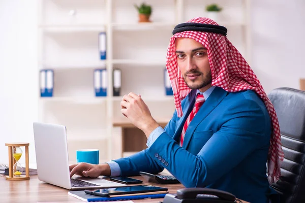 Junge männliche arabische Angestellte arbeitet im Büro — Stockfoto