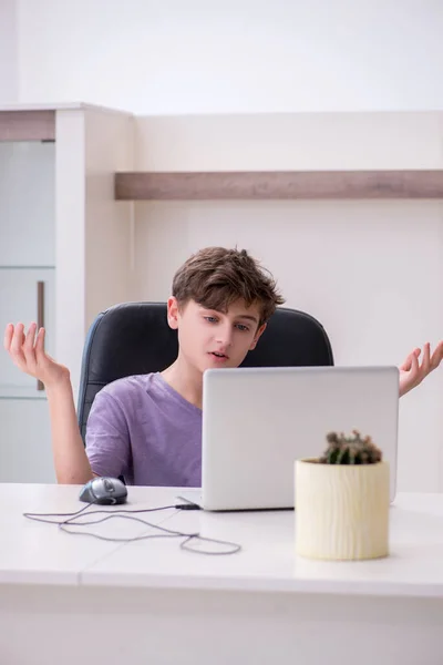 Schooljongen speelt computerspelletjes thuis — Stockfoto