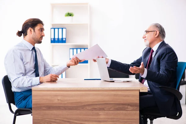 Junge männliche Bewerber treffen auf alten Werber — Stockfoto