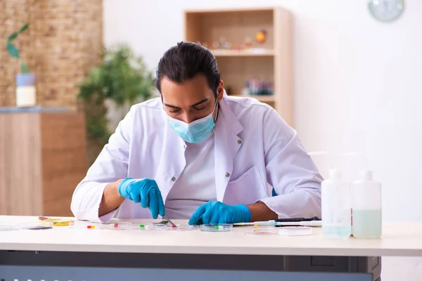 Junger Chemiker arbeitet während der Pandemie im Labor — Stockfoto