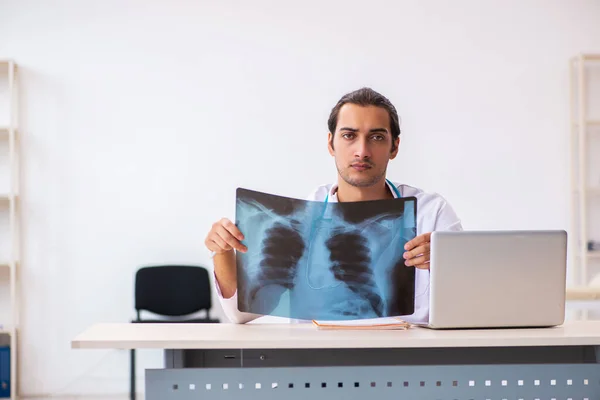Ung manlig röntgenläkare som arbetar på kliniken — Stockfoto