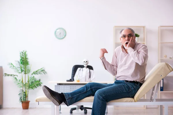 Velho visitando médico morto — Fotografia de Stock