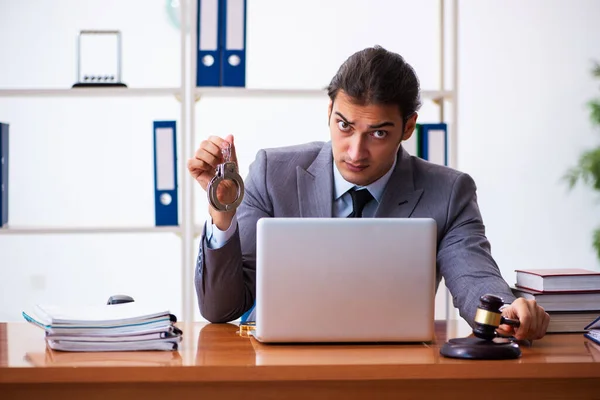 Ung manlig advokat sitter på kontoret — Stockfoto