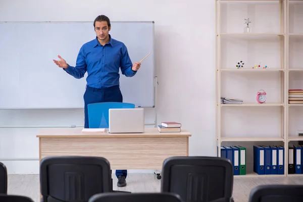 Jonge mannelijke business trainer maakt presentatie tijdens pandemie — Stockfoto