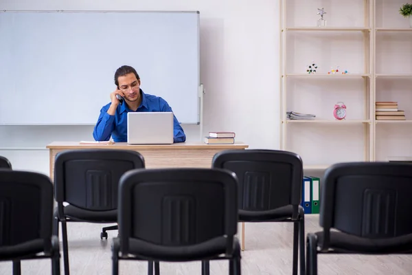 Jonge mannelijke business trainer maakt presentatie tijdens pandemie — Stockfoto