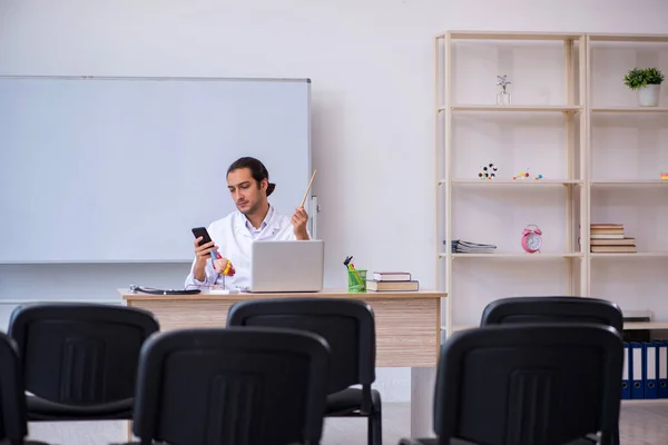 Joven médico dando seminario en el aula —  Fotos de Stock