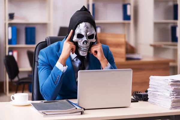Диявол бізнесмен працює в офісі. — стокове фото