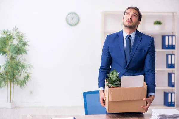 Jeune homme renvoyé de son travail — Photo