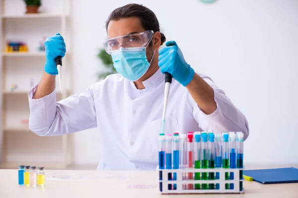 Jonge mannelijke chemicus werkzaam in het lab — Stockfoto