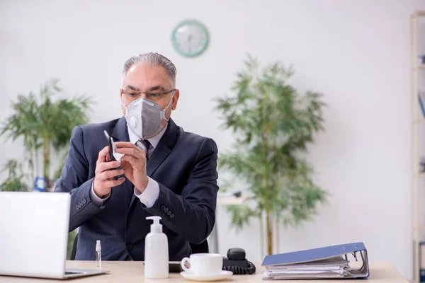 Viejo empleado jefe trabajando durante pandemia — Foto de Stock