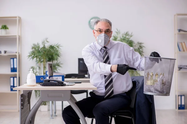 Velho funcionário chefe do sexo masculino trabalhando durante a pandemia — Fotografia de Stock