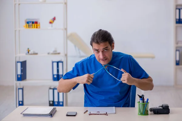 Junger Arzt in der Klinik extrem müde — Stockfoto